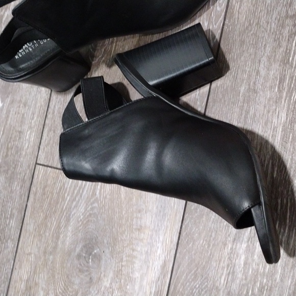 Reaction Kenneth Cole black leather open toe heels. Size 10 - Picture 6 of 11